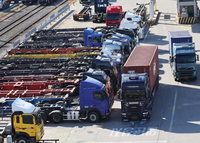 화물연대 파업 12일째인 5일 오후 경기도 의왕시 내륙컨테이너기지(ICD)에서 컨테이너를 싣고 있는 화물차가 파업으로 멈춰 선 화물차 사이를 오가고 있다. 2왕=연합뉴스