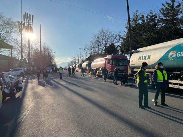 6일 강원 동해시에서 화물연대 총파업 투쟁 승리를 위한 결의대회가 열린 가운데 집회장소인 대한송유관공사 동해저유소 주변에 유조차 12대가 줄지어 주차돼 있다. 동해=뉴스1