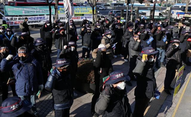 7일 오전 서울 중구 연세빌딩 앞에서 민주노총 화물연대 인천본부 주최로 열린 화물노동자 총력 결의대회에서 참가자들이 구호를 외치고 있다. 연합뉴스
