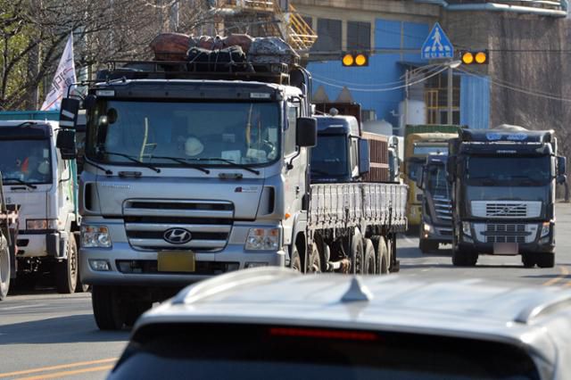 8일 오후 정부가 화물연대 파업과 관련 시멘트에 이어 철강과 석유 화학 부문에 업무개시명령을 발동한 가운데 경북 포항시 남구 철강공단 도로 곳곳에서 화물차량들의 운행이 늘어나고 있다. 포항=뉴스1