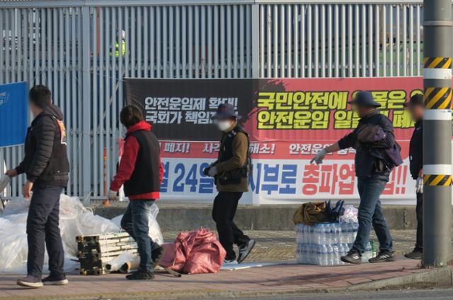 화물연대가 총파업을 철회한 9일 인천 연수구 인천신항 컨테이너 터미널 앞에서 노조원들이 천막을 치우고 있다. 뉴시스
