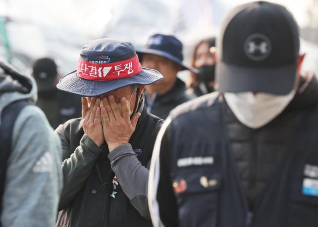 화물연대가 파업을 종료하고 현장 복귀를 결정한 9일 경기도 의왕시 내륙컨테이너기지(ICD)에서 조합원이 눈물을 닦고 있다. 의왕=연합뉴스