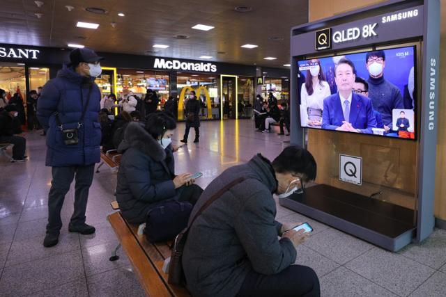 윤석열 대통령이 15일 오후 청와대 영빈관에서 제1차 국정과제 점검회의를 주재하는 가운데 서울역에서 시민들이 생중계를 시청하고 있다. 뉴스1