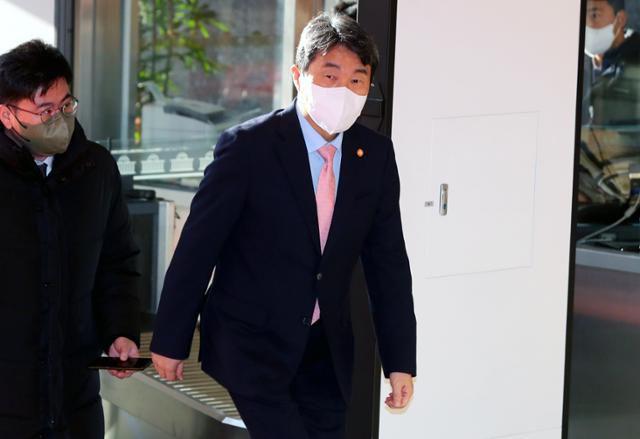 이주호 부총리 겸 교육부 장관이 14일 국회로 들어서고 있다. 뉴시스