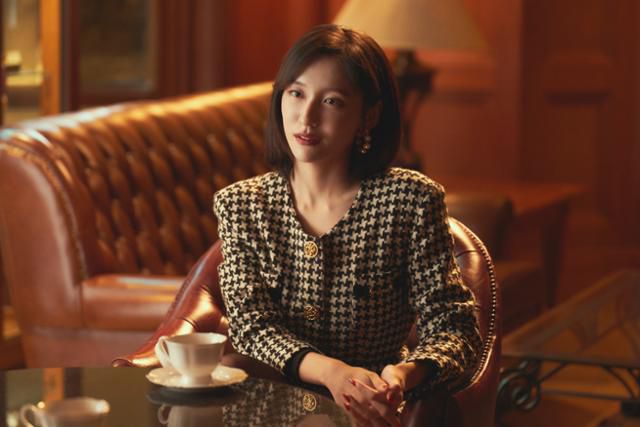 드라마 '재벌집 막내아들' 속 신문사 사주 장녀 모현민은 시종일관 웃음기 없는 표정으로 상대를 궁지에 몰아넣으며 순양가를 손에 넣으려 한다. 이 역을 연기한 박지현은 워낙 웃음이 많아 전작 '브람스를 좋아하세요' 감독께서 다음에 코미디 장르 한번 하자고 말했을 정도라고 말했다. JTBC 제공