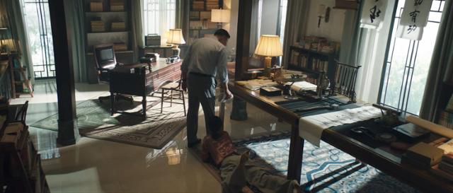 드라마 '재벌집 막내아들'에서 진화영(김신록)이 그의 아버지 진양철(이성민)의 바짓가랑이를 붙잡고 돈을 빌려 달라며 애원하고 있다. JTBC 방송 캡처