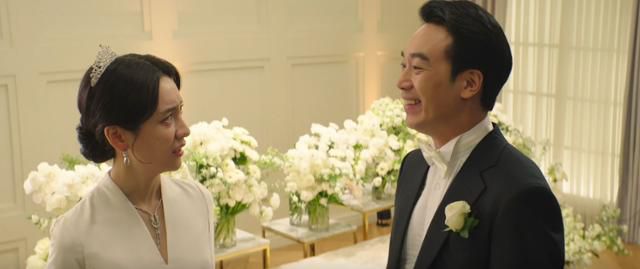 드라마 '재벌집 막내아들'에서 모현민(왼쪽·박지현)이 결혼식 날 남편 진성준(김남희)으로부터 뭐든 자기 뜻대로 될 거라 믿는 게 어이없다는 조롱을 받자 그를 경멸하듯 바라보고 있다. JTBC 방송 캡처