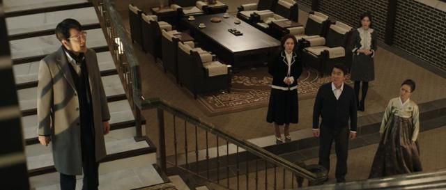 드라마 '재벌집 막내아들'에서 진동기가 가족들이 보는 앞에서 아버지를 향해 순양, 처음부터 도준이한테 주고 싶었던 거죠?라며 술주정하고 있다. JTBC 방송 캡처