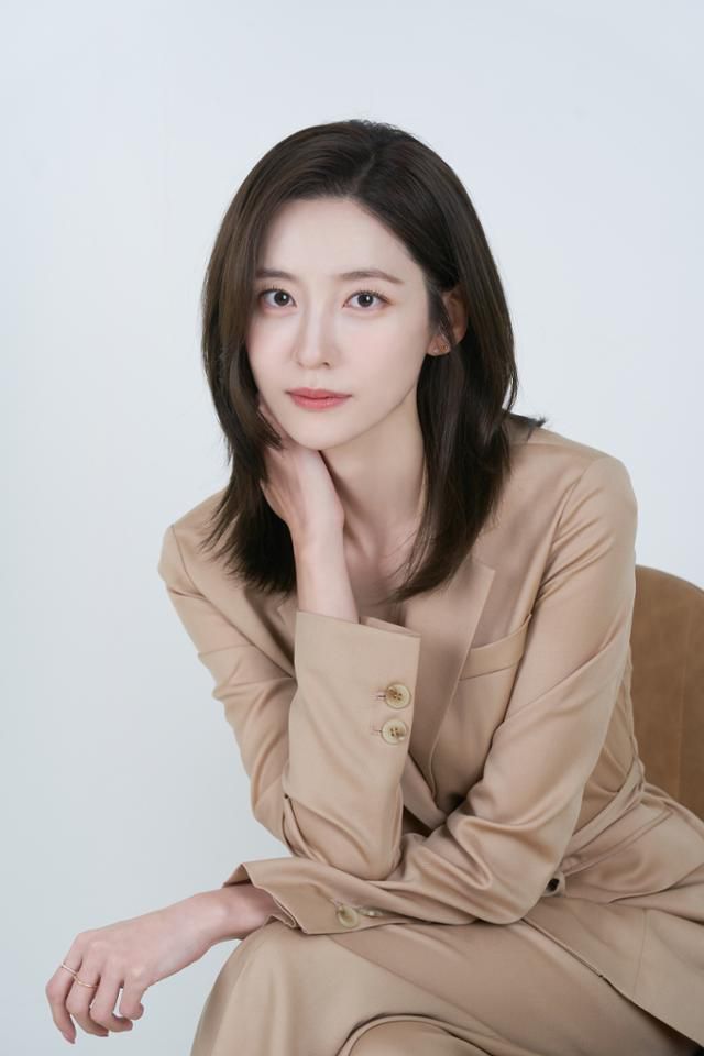 박지현은 똑 부러지는 발성으로 드라마 '재벌집 막내아들' 속 신문사 사주 장녀 모현민의 당당함을 살렸다. 그는 외대 교육방송국 아나운서 출신이라며 20대 초반 녹음 부스에서 내 목소리로 녹음하고 방송했던 경험이 연기의 자산이라고 말했다. 나무엑터스 제공