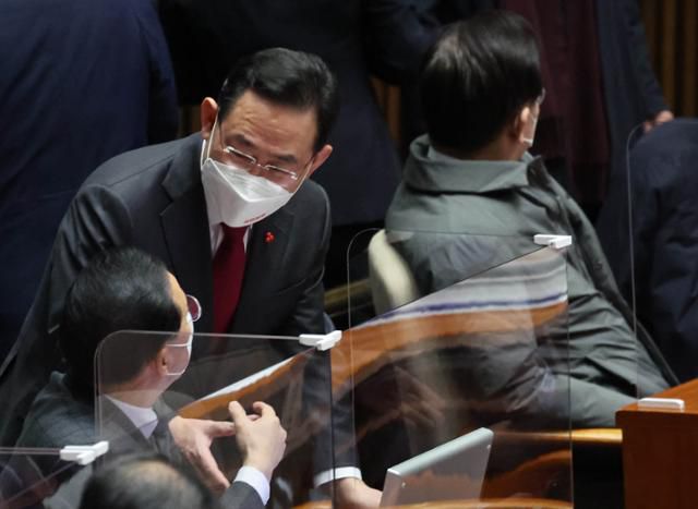 국민의힘 주호영 원내대표와 더불어민주당 박홍근 원내대표가 23일 밤 국회 본회의에서 대화하고 있다. 연합뉴스