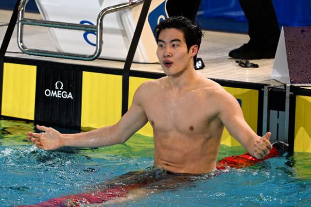 황선우가 18일 호주 멜버른의 스포츠 앤드 아쿠아틱 센터에서 열린 2022 국제수영연맹(FINA) 쇼트 코스 세계수영선수권대회 남자 자유형 200m 결선에서 1위로 골인한 후 기뻐하고 있다. 멜버른=AP 뉴시스
