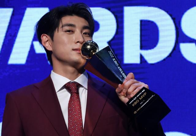 키움 이정후가 프로야구 시상식에서 MVP를 수상한 뒤 트로피에 입맞춤을 하고 있다. 뉴스1