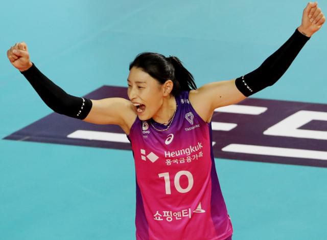 흥국생명 김연경이 11월 18일 인천 삼산월드체육관에서 열린 2022~23 V리그 인삼공사와의 경기에서 득점한 뒤 환호하고 있다. 연합뉴스