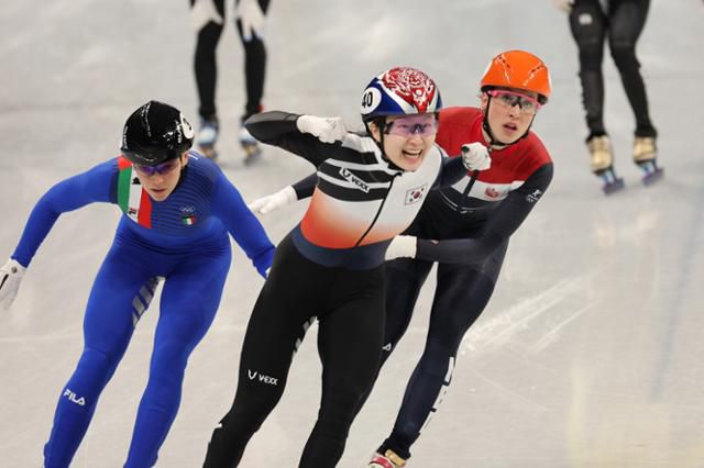 최민정이 2022 베이징 동계올림픽 쇼트트랙 여자 1,500m 결선에서 1위로 통과하며 기뻐하고 있다. 뉴스1