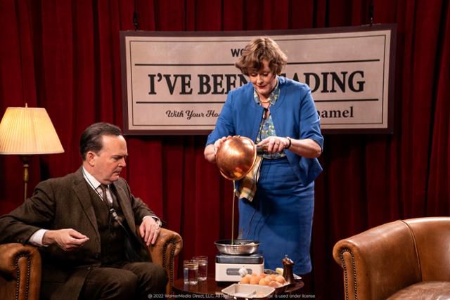 줄리아는 책 소개 방송에 출연해 오믈렛 요리법을 시연했다가 대중의 눈길을 사로잡는다. 웨이브 제공