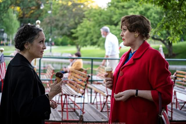 친구 에이비스(왼쪽)는 줄리아의 든든한 후원자 중 한 명이다. 그는 촬영장 허드렛일을 마다하지 않는다. 웨이브 제공