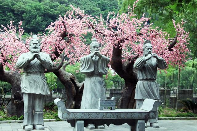 한중 포하의 석문잔도 도원결의 조각상. ⓒ최종명