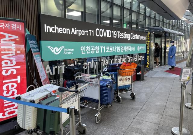 중국발 입국자에 대해 고강도 방역 대책이 시작된 2일 인천국제공항 제1여객터미널 교통센터 외부에 마련된 코로나19 검사센터 앞에 검사자들 짐이 놓여 있다. 이환직 기자