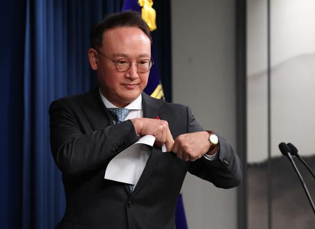 안상훈 대통령실 사회수석이 6일 서울 용산 대통령실 청사에서 나경원 저출산고령사회위원회 부위원장 발언 관련 브리핑을 위해 연단으로 향하고 있다. 연합뉴스