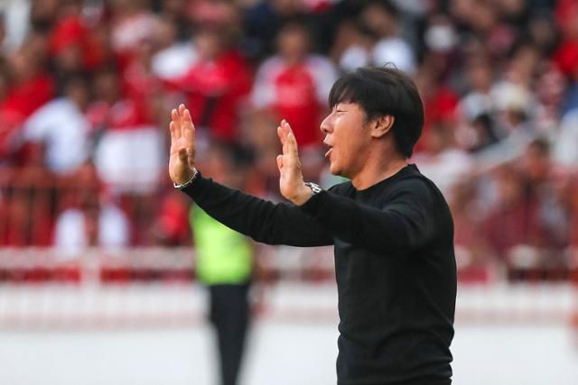 신태용 인도네시아 축구대표팀 감독이 6일(한국시간) 인도네시아 겔로라 붕 카르노 스타디움에서 열린 동남아시아축구연맹(AFF) 미쓰비시일렉트릭컵(미쓰비시컵) 준결승 1차전 베트남과 경기에서 심판에 항의하고 있다. EPA 연합뉴스