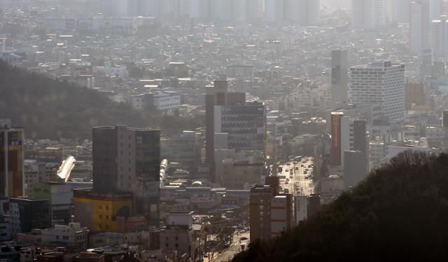 미세먼지와 초미세먼지 농도가 '나쁨' 수준을 보인 8일 오후 대구 달서구 83타워에서 바라본 도심 하늘이 뿌옇다. 대구=뉴시스
