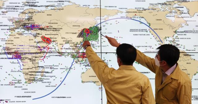 미국 지구관측 위성 'ERBS'가 한반도 인근에 추락할 가능성이 제기된 9일 오전 세종시 정부세종청사 해양수산부 상황실에서 관계자들이 추락 예측궤도를 주시하며 우리나라 선박 등의 안전을 모니터링하고 있다. 연합뉴스