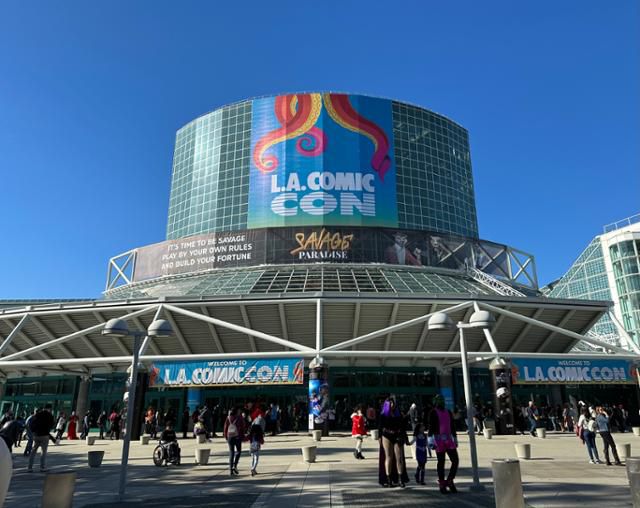 지난달 3일(현지시간) 미국 캘리포니아 로스앤젤레스 컨벤션센터 외벽에 'LA 코믹콘' 개최를 알리는 현수막이 내걸려 있다. 로스앤젤레스=이서희 특파원