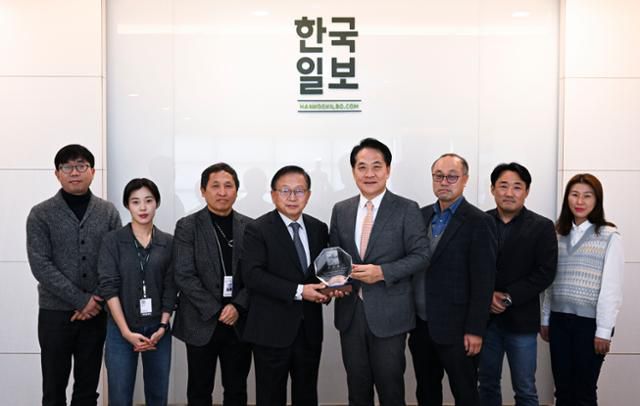 이성철(왼쪽 다섯 번째) 한국일보 사장이 10일 서울 중구 한국일보사에서 안종철(네 번째) 5·18 민주화운동 진상규명조사위원회 부위원장으로부터 감사패를 전달받고 기념촬영을 하고 있다. 최주연 기자