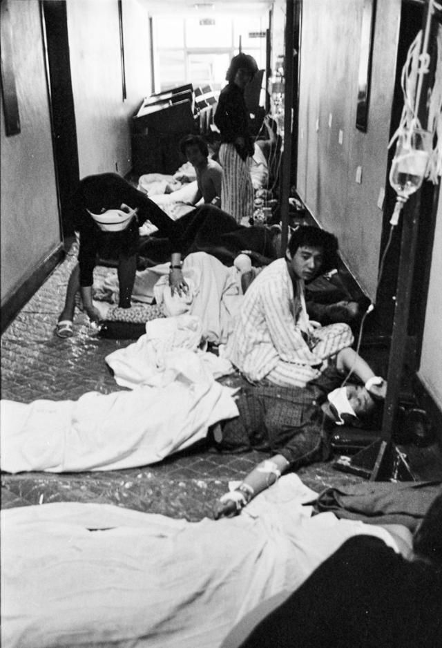 집단 발포 이후 총상환자가 적십자병원 복도까지 채워지는 등 사상자 실태를 확인하라 수 있는 최초 공개사진 1980. 5. 21. 한국일보 자료사진