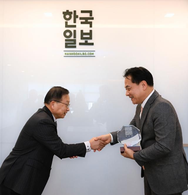 이성철(오른쪽) 한국일보 사장이 10일 서울 중구 한국일보사에서 안종철 5·18 민주화운동 진상규명조사위원회 부위원장으로부터 감사패를 전달받고 있다.