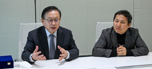 감사패를 전달하기 위해 한국일보사를 찾은 안종철(왼쪽) 5·18 민주화운동 진상규명조사위원회 부위원장이 한국일보 임원 및 기자들과 이야기를 나누고 있다. 최주연 기자