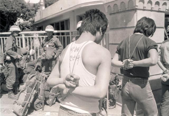 민주화를 열망했던 학생과 시민이 무참히 사살되었고 산 자는 ‘폭도’로 몰려 갖은 고초를 겪었다. 1980년 5월 27일 전남도청에서 체포된 사진 속 청년 역시 계엄군이 즉흥적으로 쓴 죄목에 의해 운명이 결정지어졌을 것이다. 한국일보 자료사진