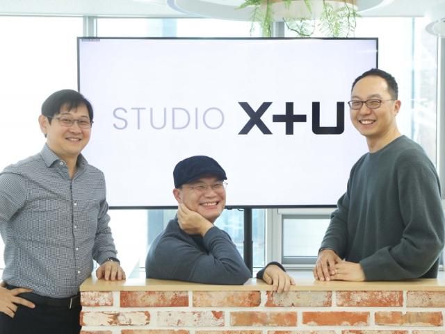 이덕재(왼쪽부터) CCO, 신정수 콘텐츠제작센터장, 이상진 콘텐츠IP사업담당이 새로운 조직인 STUDIO X+U를 소개하고 있다. LG유플러스 제공