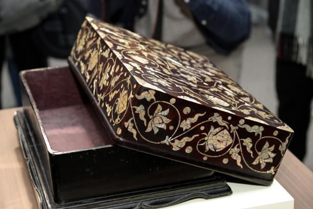 11일 오전 서울 국립중앙박물관에서 열린 '국립중앙박물관회 젊은 친구들(YFM) 조선시대 나전함 기증식'에서 YFM이 미국에서 구입해 박물관에 기증한 나전함이 공개됐다. 연합뉴스