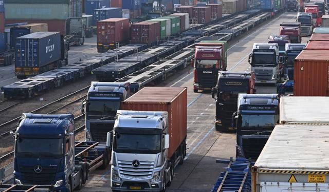 지난달 12일 화물연대의 총파업 철회로 물류 운송이 재개 후 경기 의왕시 내륙컨테이너기지(ICD)에서 화물차가 분주하게 이동하고 있다. 뉴시스