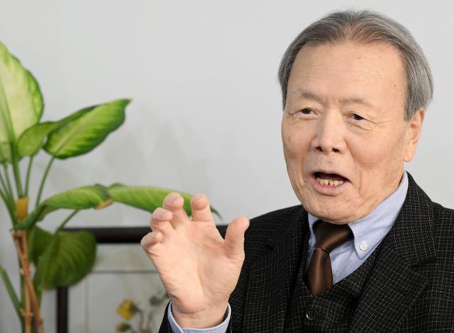 6일 서울 중구 한국일보사에서 인터뷰하고 있는 문창재 작가. 서재훈 기자