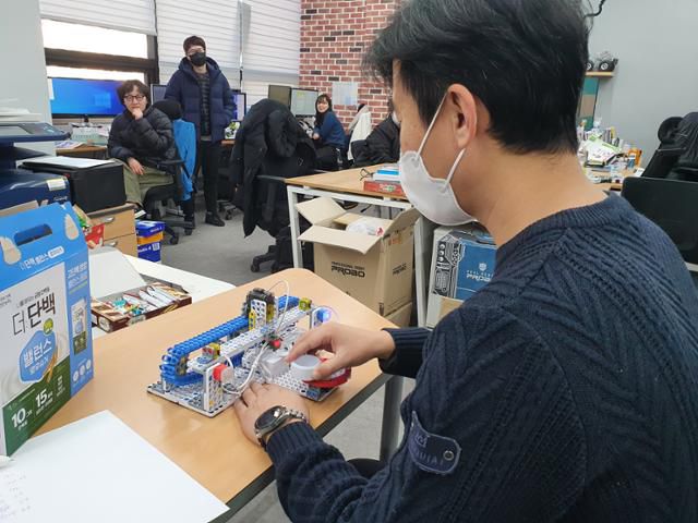 류제홍 프로보에듀 대표가 새로 개발한 로봇으로 직원들과 간식 내기 게임을 하고 있다. 손서영 인턴기자