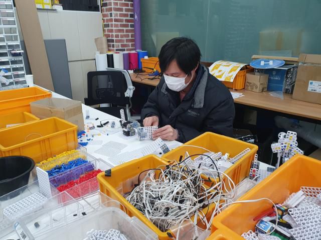 에이럭스 프로보에듀의 홍동선 기구설계팀 책임이 새로운 로봇을 개발하고 있다. 손서영 인턴기자