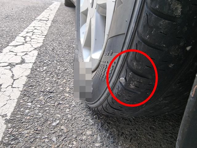 쇠못에 훼손된 화물차 바퀴. 인천 연수경찰서 제공