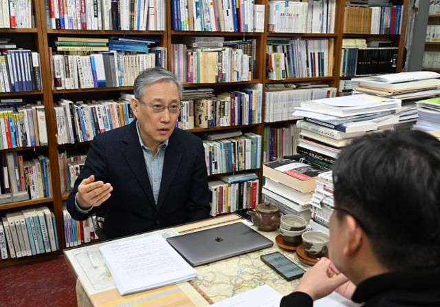 남기정 소장은 장인철 논설위원과의 인터뷰에서 끊임없이 뒷걸음치는 일본에 과거사 책임을 집요하게 묻는 건 우리에게도 힘겨운 일이라며 그럼에도 '힘에 의한 침략'에 반대하는 문명적 가치를 세우기 위해서라도 포기할 수 없는 숙제라고 말했다. 홍인기 기자