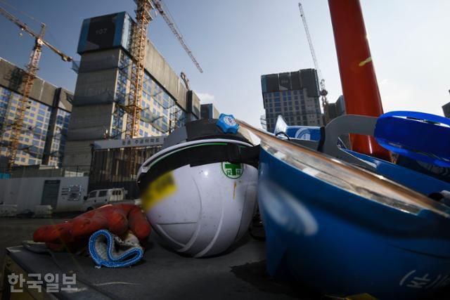 중대재해처벌법 시행을 하루 앞둔 2022년 1월 26일 서울 강동구 둔촌주공아파트 재건축 단지 현대산업개발 시공 구역에 점심식사를 하러 간 작업자들이 벗어둔 안전모가 놓여 있다. 이한호 기자