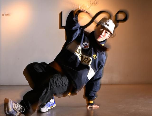 브레이킹 국가대표 전지예가 19일 경기 고양시 연습실에서 브레이킹 동작을 선보이고 있다. 고양=왕태석 선임기자