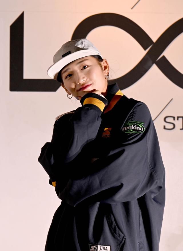 브레이킹 국가대표 전지예가 19일 경기 고양시 연습실에서 브레이킹 동작을 선보이고 있다. 고양=왕태석 선임기자