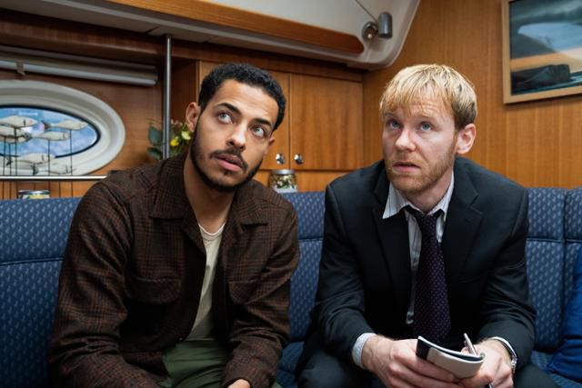 보험사 형제 토머스(오른쪽)와 매슈는 존의 죽음을 조사하며 여러 의문점을 찾아낸다. 애플TV플러스 제공