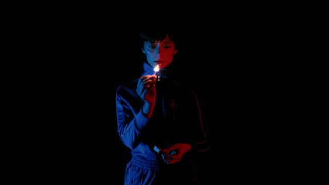 미우는 자신의 신비한 능력을 정의구현을 위해 사용한다. 넷플릭스 제공