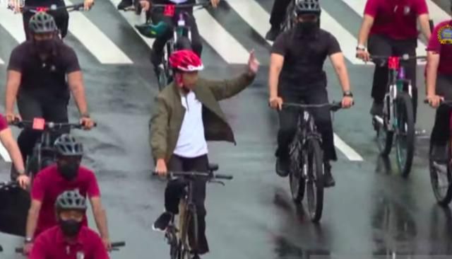 29일 조코 위도도(왼쪽 두 번째) 인도네시아 대통령이 수도 자카르타에서 진행된 '아세안 의장국 활동 선포식' 행사장까지 자전거를 타고 이동 중이다. 안타라통신 캡처