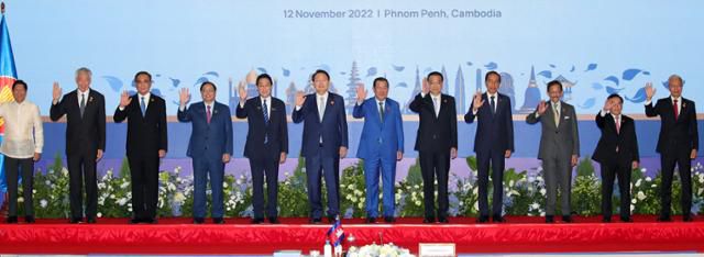 지난해 11월 윤석열 대통령이 캄보디아 수도 프놈펜에서 열린 아세안+3 정상회의에서 참가국 정상들과 기념촬영을 하고 있다. 왼쪽부터 페르디난드 마르코스 주니어 필리핀 대통령, 리센룽 싱가포르 총리, 쁘라윳 짠오차 태국 총리, 팜민찐 베트남 총리, 기시다 일본 총리, 윤 대통령, 훈센 캄보디아 총리, 리커창 중국 총리, 조코 위도도 인도네시아 대통령, 하사날 볼키아 브루나이 국왕, 판캄 비파반 라오스 총리, 아즈하 아지잔 하룬 말레이시아 총리 특사. 프놈펜=뉴시스