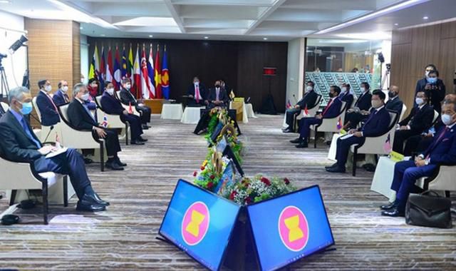 2021년 4월 미얀마 군부 쿠데타 사태를 논의하기 위해 아세안 정상들이 인도네시아 수도 자카르타에 모여 긴급회의를 진행하고 있다. 크메르타임스 캡처