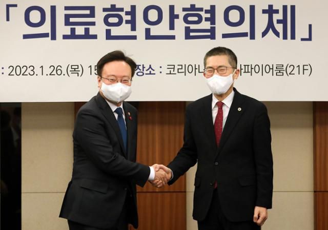 26일 조규홍(왼쪽) 보건복지부 장관과 이필수 대한의사협회 회장이 서울 중구 코리아나호텔에서 열린 필수의료 살리기 위한 의료현안협의체 간담회에서 기념촬영을 하고 있다. 뉴시스