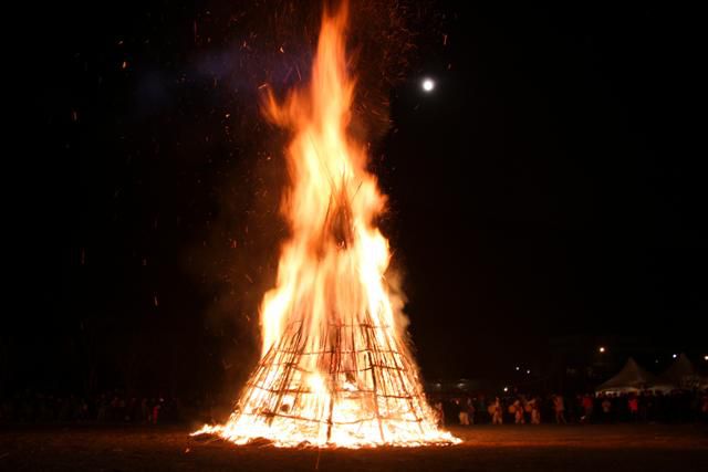 정월대보름 달집태우기 장면.